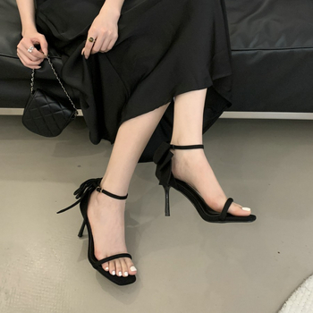 Sandale s otvorenim prstom i zatvorenim prednjim dijelom, gornji dio od ultrafibera, jedna traka s kopčom, oštar nos, visok klinasti potpetica 6–8 cm, PU potplat, model FTX9958