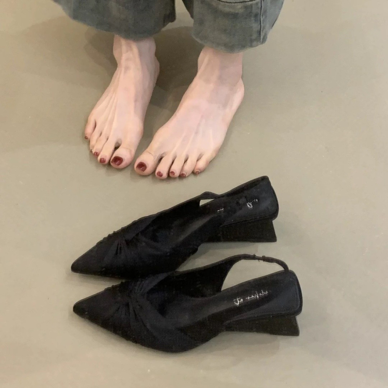 Sandale s otvorenom petom, gornji dio od mikrovlakana, oštar vrh, klinasti potpetica, srednja visina potpetice 3–5 cm