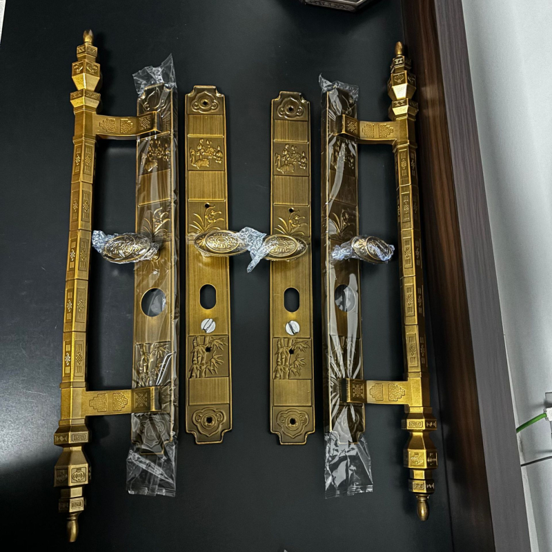 Kvaka za vrata s mehanizmom zaključavanja za dvostruka vrata, željezni materijal, model Hw-meinan bamboo chrysanthemum, novi kineski stil