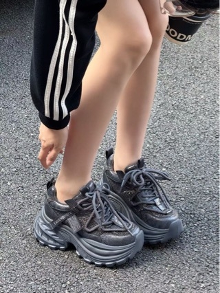 Ženske dad shoes od split kože, s debelom potplatom, fleece podstava, prednje vezanje, 6–8 cm visina pete