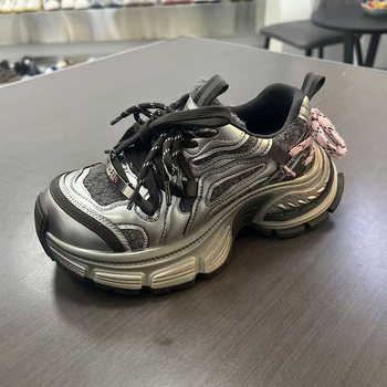 Ženske tenisice s debelim potplatom u stilu dad shoes, prozračni mrežasti gornji dio, vezanje na vezice, potplat od gumenih pjena, visoki kroj s visinom potplata 3-5 cm