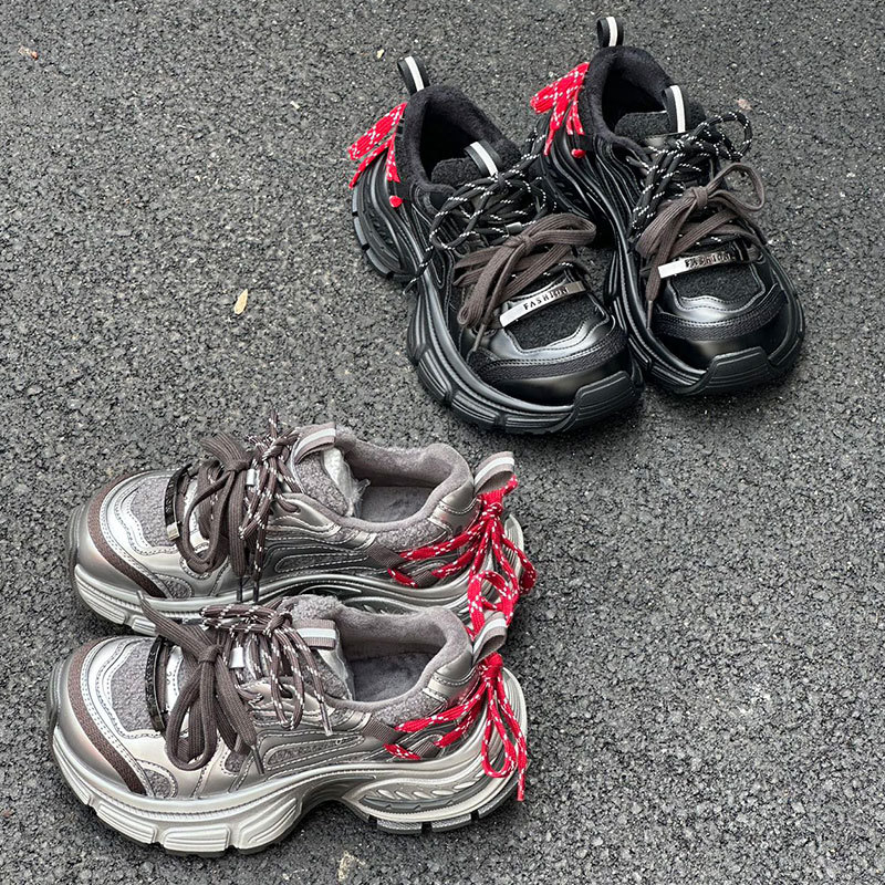 Ženske tenisice s debelim potplatom u stilu dad shoes, prozračni mrežasti gornji dio, vezanje na vezice, potplat od gumenih pjena, visoki kroj s visinom potplata 3-5 cm