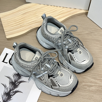 Ženske tenisice u stilu dad sneakers od prave kože, debeli potplat, peta 6–8 cm, vezanje, potplat od gumene pjene, podstava od kože goveđe, uzorak boja blok