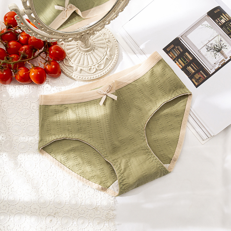 Női pamut alsónemű középmagas derekú, antibakteriális és lélegző jacquard anyagú, crotch belső rész 100% pamut, külső anyag 90–95% pamut