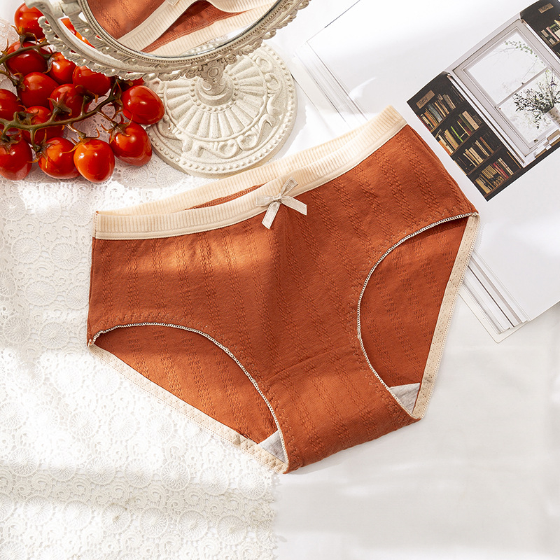 Női pamut alsónemű középmagas derekú, antibakteriális és lélegző jacquard anyagú, crotch belső rész 100% pamut, külső anyag 90–95% pamut