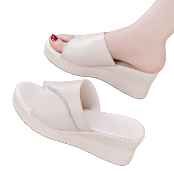 Ženske sandale s jednim remenom, klinični potpetica 3–6 cm; gornji/unutarnji materijal: super fiber; đon od gume