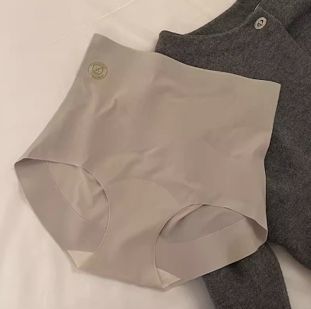 Varrat nélküli női bugyi magas derekú — Ice Silk anyag, Nylon 70–80%, pamut bélés