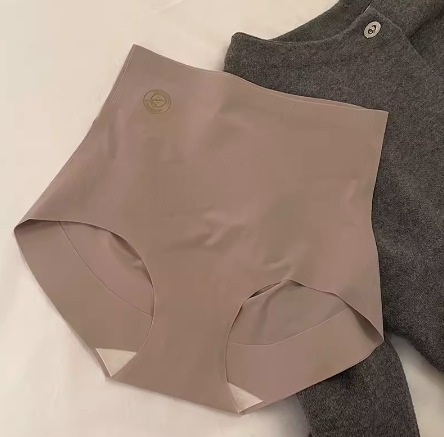 Varrat nélküli női bugyi magas derekú — Ice Silk anyag, Nylon 70–80%, pamut bélés