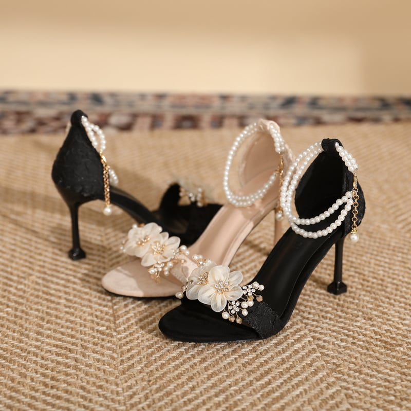 Magas sarkú csattos szandál gyöngyös csattal, virág dekoráció, szatén felsőrész, kerek orr, gumírozott talp