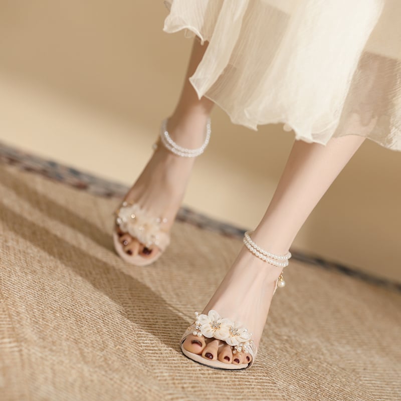 Magas sarkú csattos szandál gyöngyös csattal, virág dekoráció, szatén felsőrész, kerek orr, gumírozott talp