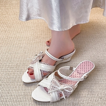 Egypántos szandál, nyitott orrú, 3–6 cm-es középtokkal, műbőr felsőrész, gumi talp