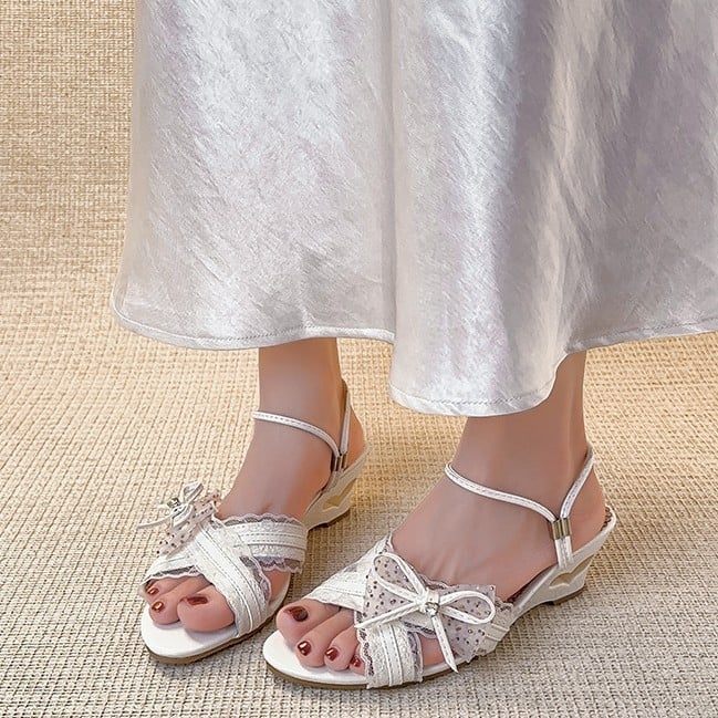 Egypántos szandál, nyitott orrú, 3–6 cm-es középtokkal, műbőr felsőrész, gumi talp