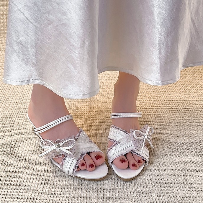 Egypántos szandál, nyitott orrú, 3–6 cm-es középtokkal, műbőr felsőrész, gumi talp