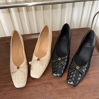 Női Mary Jane bőrcipő arany retro felülettel, négyszögletes orr, közepes sarok, egyetlen csattal ellátott pánt, felsőrész bőr és szövött bőrpanelek