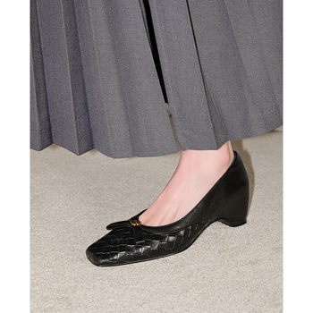 Női Mary Jane bőrcipő arany retro felülettel, négyszögletes orr, közepes sarok, egyetlen csattal ellátott pánt, felsőrész bőr és szövött bőrpanelek