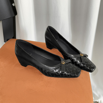 Női Mary Jane bőrcipő arany retro felülettel, négyszögletes orr, közepes sarok, egyetlen csattal ellátott pánt, felsőrész bőr és szövött bőrpanelek