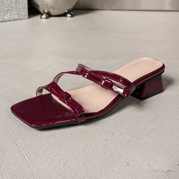 Ženske sandale na visoku petu s mašnicom, patent koža, debeli pet, remen s kopčom u jednoj liniji (Visina potpetice 3–6 cm; četvrtasti vrh; PU podstava; gumena podloga)
