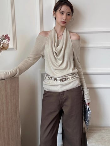 Пуловер във френски стил с ленив дизайн, халтер-яка и люлееща се яка, фиктивен изглед на две части, дълги ръкави, полиестрово плетиво, 90–95% полиестер, шевни детайли, дължина 50–65 cm