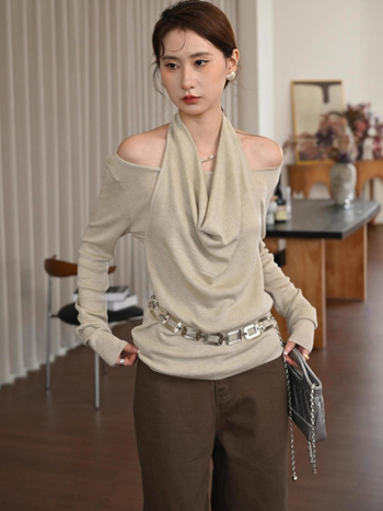 Пуловер във френски стил с ленив дизайн, халтер-яка и люлееща се яка, фиктивен изглед на две части, дълги ръкави, полиестрово плетиво, 90–95% полиестер, шевни детайли, дължина 50–65 cm