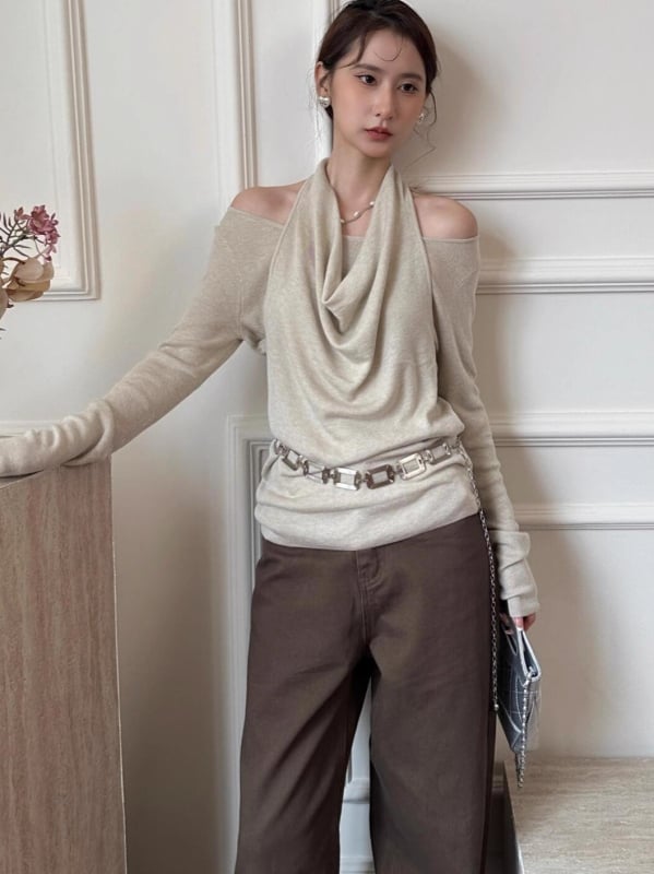 Пуловер във френски стил с ленив дизайн, халтер-яка и люлееща се яка, фиктивен изглед на две части, дълги ръкави, полиестрово плетиво, 90–95% полиестер, шевни детайли, дължина 50–65 cm