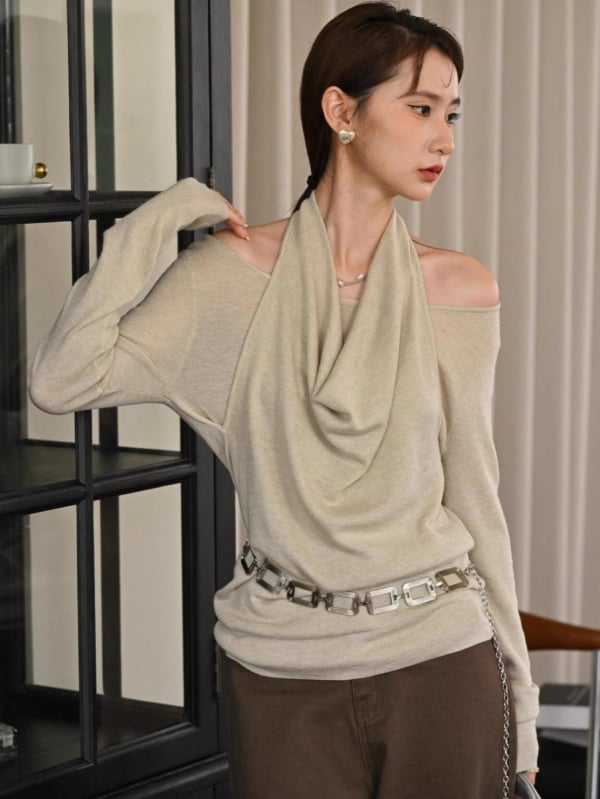 Пуловер във френски стил с ленив дизайн, халтер-яка и люлееща се яка, фиктивен изглед на две части, дълги ръкави, полиестрово плетиво, 90–95% полиестер, шевни детайли, дължина 50–65 cm