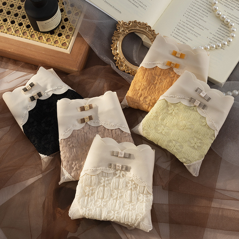 Női csipkés alsónemű Mulberry selyem intimbetéttel, középső derék, légáteresztő háló, fő anyag: nylon 90–95%, 61–70D