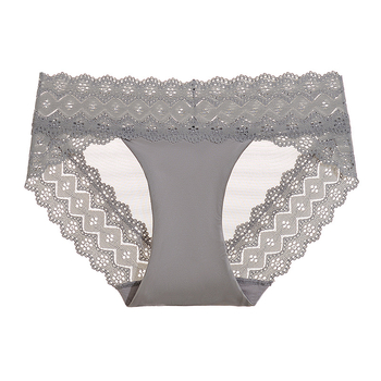 Női alacsony derekú csipkés alsónemű, légáteresztő és gyorsan száradó, antibakteriális; csipke anyaga: nylon 70–80%, intim rész pamut 80–90%, egyszínű dizájn
