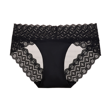 Női alacsony derekú csipkés alsónemű, légáteresztő és gyorsan száradó, antibakteriális; csipke anyaga: nylon 70–80%, intim rész pamut 80–90%, egyszínű dizájn