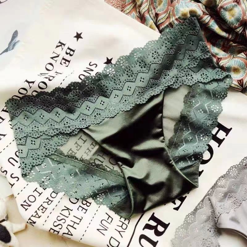 Női alacsony derekú csipkés alsónemű, légáteresztő és gyorsan száradó, antibakteriális; csipke anyaga: nylon 70–80%, intim rész pamut 80–90%, egyszínű dizájn