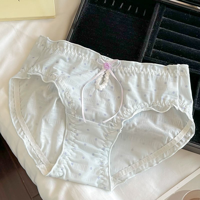 Női háromszög alakú alsónemű pöttyös mintával, középmagas derék, poliészter anyag pamuttal bélelt, lélegző és antibakteriális