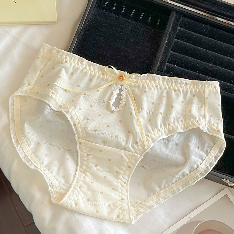 Női háromszög alakú alsónemű pöttyös mintával, középmagas derék, poliészter anyag pamuttal bélelt, lélegző és antibakteriális