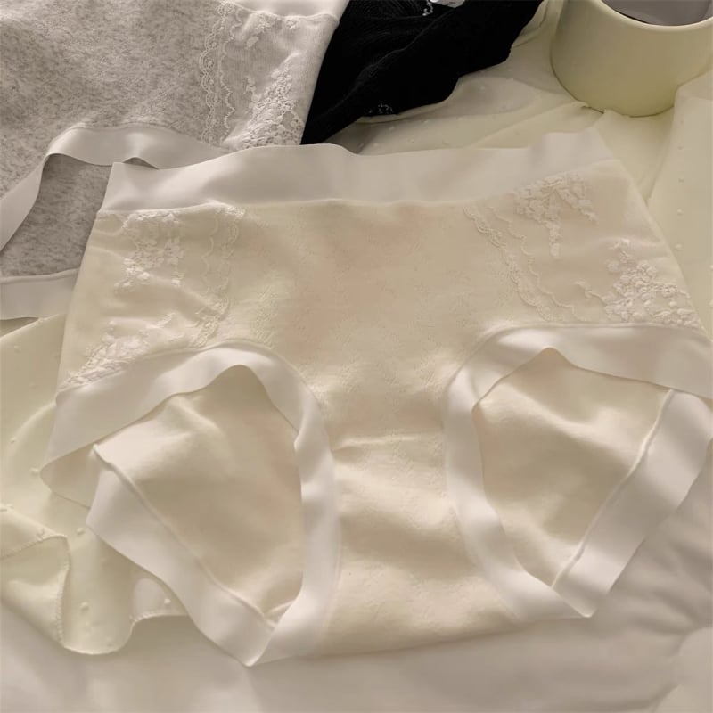 Női pamut alsónemű, középmagas derékrész, kötött anyagú, lélegző, antibakteriális; 95–100% pamut, 100% pamut aljzat