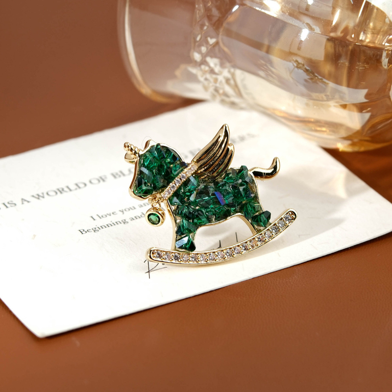 Broš Zodijak Konj, ručno izrađena, mesing premaz zlatom, mikro pavirani cirkonij, unisex, luksuzan dodatak