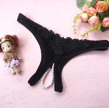 Csipkés tangabugyi nyitott csípővel, sima szövés, fő anyag 95% elasztán, csípő alatti bélés 90-95% elasztán, alacsony derék, egyszínű minta