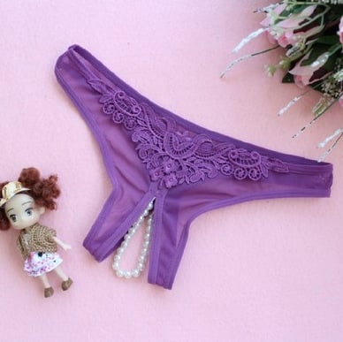 Csipkés tangabugyi nyitott csípővel, sima szövés, fő anyag 95% elasztán, csípő alatti bélés 90-95% elasztán, alacsony derék, egyszínű minta