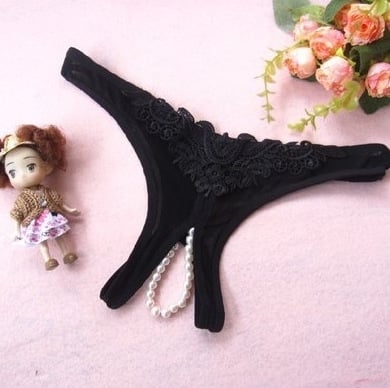 Csipkés tangabugyi nyitott csípővel, sima szövés, fő anyag 95% elasztán, csípő alatti bélés 90-95% elasztán, alacsony derék, egyszínű minta