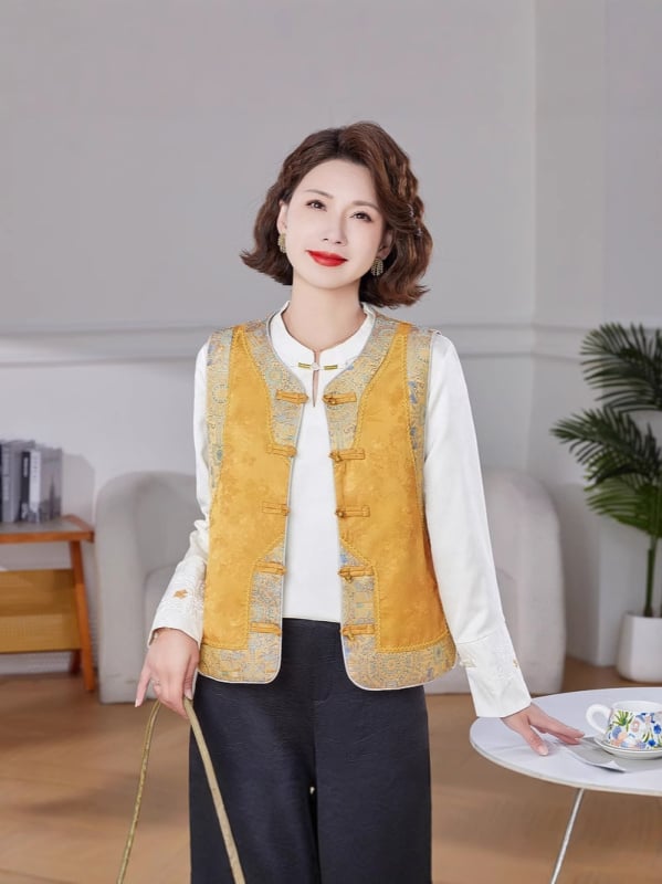 Жилет в китайски стил с кръгла яка, ретро дух; полиестерен плат, съдържание 80–90%, закопчаване на един ред копчета.