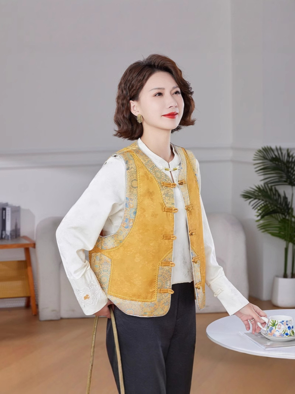 Жилет в китайски стил с кръгла яка, ретро дух; полиестерен плат, съдържание 80–90%, закопчаване на един ред копчета.