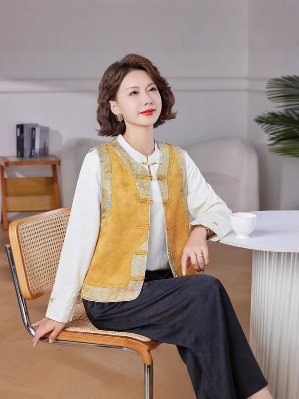 Жилет в китайски стил с кръгла яка, ретро дух; полиестерен плат, съдържание 80–90%, закопчаване на един ред копчета.