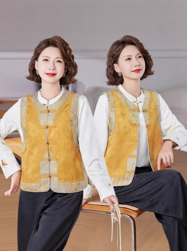 Жилет в китайски стил с кръгла яка, ретро дух; полиестерен плат, съдържание 80–90%, закопчаване на един ред копчета.