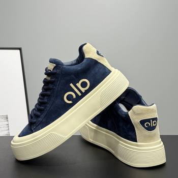 Sneakers s debelim đonom i skrivenom unutarnjom visinom od 10 cm, kožna gornja stran, podstava od kuniće dlake, vezanje šnurama