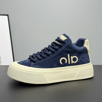 Sneakers s debelim đonom i skrivenom unutarnjom visinom od 10 cm, kožna gornja stran, podstava od kuniće dlake, vezanje šnurama