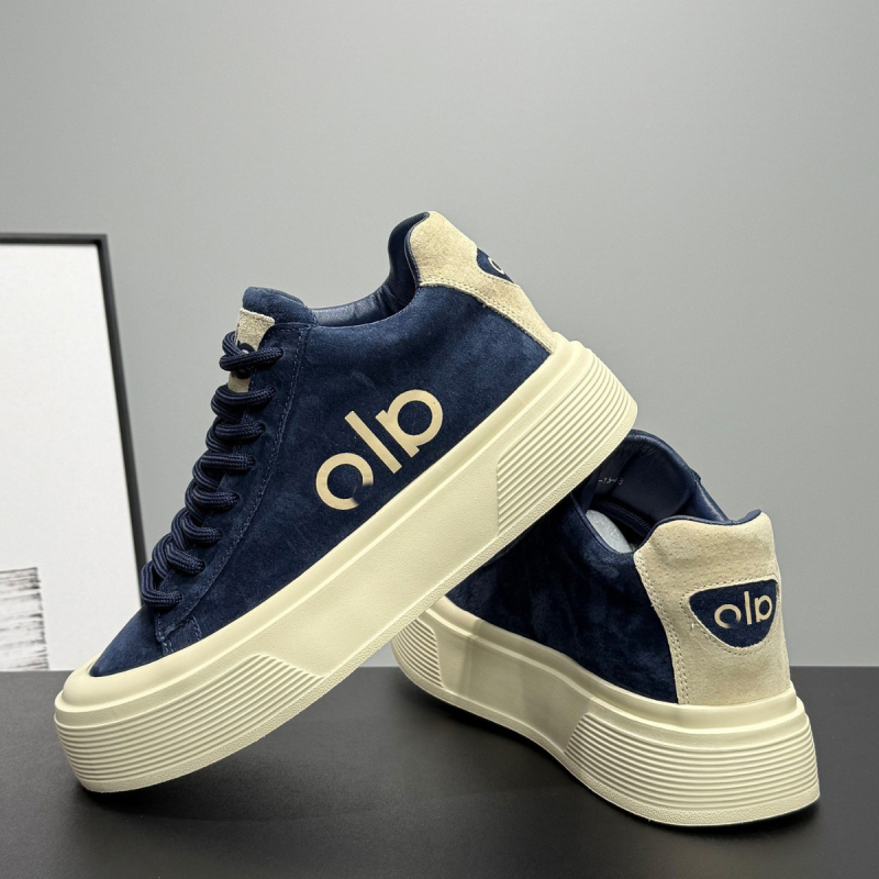 Sneakers s debelim đonom i skrivenom unutarnjom visinom od 10 cm, kožna gornja stran, podstava od kuniće dlake, vezanje šnurama