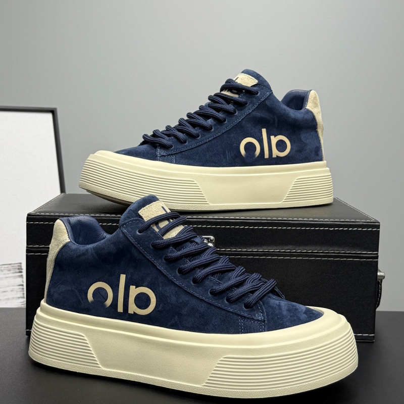 Sneakers s debelim đonom i skrivenom unutarnjom visinom od 10 cm, kožna gornja stran, podstava od kuniće dlake, vezanje šnurama