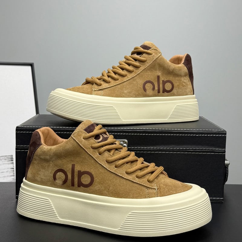 Sneakers s debelim đonom i skrivenom unutarnjom visinom od 10 cm, kožna gornja stran, podstava od kuniće dlake, vezanje šnurama