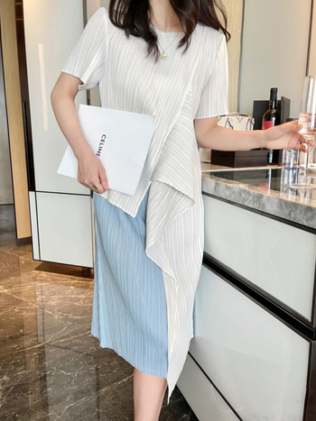 Rochie plisată în design Miyake, poliester, imprimeu color-coordonat, detalii de colaj, lungime medie, tiv neregulat, guler rotund, mâneci scurte, talie lejeră