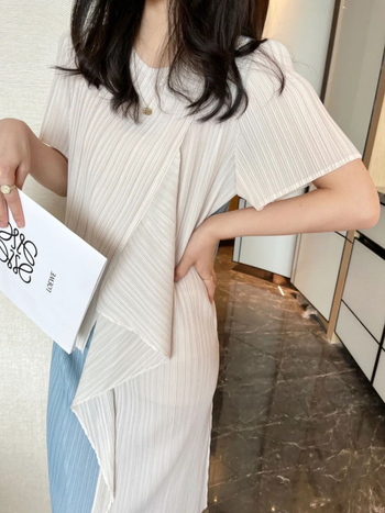 Rochie plisată în design Miyake, poliester, imprimeu color-coordonat, detalii de colaj, lungime medie, tiv neregulat, guler rotund, mâneci scurte, talie lejeră