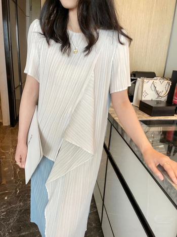 Rochie plisată în design Miyake, poliester, imprimeu color-coordonat, detalii de colaj, lungime medie, tiv neregulat, guler rotund, mâneci scurte, talie lejeră