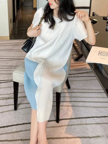 Rochie plisată în design Miyake, poliester, imprimeu color-coordonat, detalii de colaj, lungime medie, tiv neregulat, guler rotund, mâneci scurte, talie lejeră