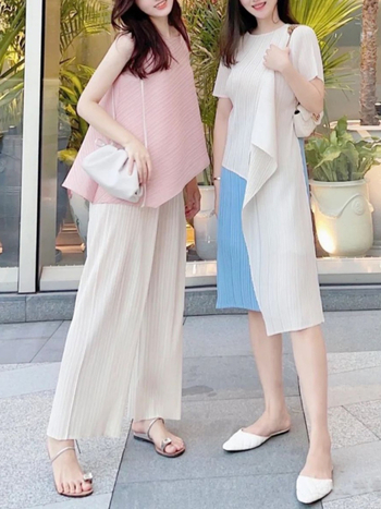 Rochie plisată în design Miyake, poliester, imprimeu color-coordonat, detalii de colaj, lungime medie, tiv neregulat, guler rotund, mâneci scurte, talie lejeră